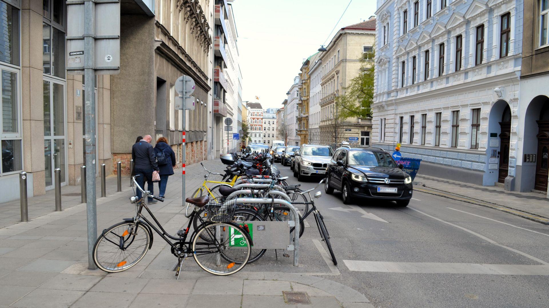 Straße mit Fahrspur, Gehweg und Radabstellanlagen