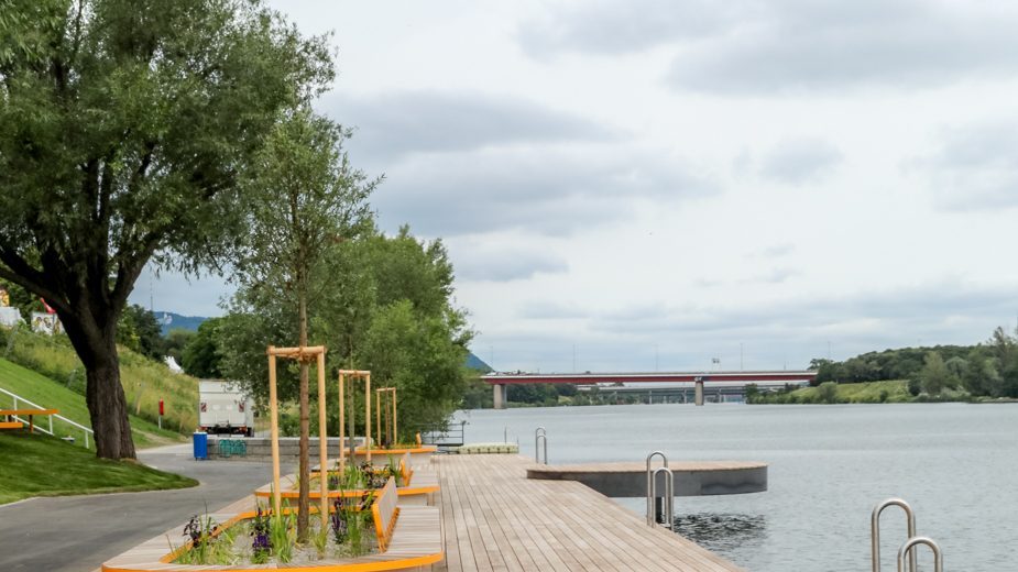 Bade-Stege an der Neuen Donau mit Leitern als Einstieghilfe