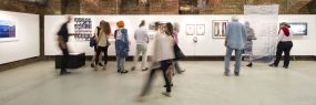 Besucherinnen und Besucher in einer Ausstellung