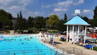 Wellenbecken im Auenbereich des Simmeringer Bades