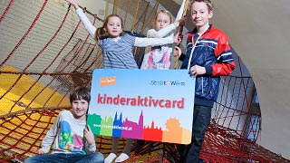 copyright: Bubu Dujmic Kinder auf Klettergerüst mit Kinderaktivcard