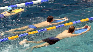 Menschen beim Bahnenschwimmen