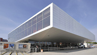 copyright: Schaub-Walzer / PID Ansicht der Stadthalle F, moderner Bau mit Glasfron