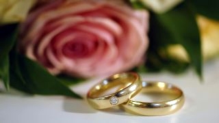 Eheringe vor Rose