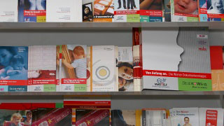 Sammlung von Informationsmaterial in einem Regal