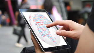 Tablet mit Weltkugel am Display