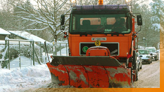 Rumfahrzeug der MA 48 im Winterdiensteinsatz