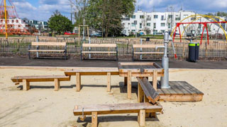 Holzkonstruktion auf einem Spielplatz