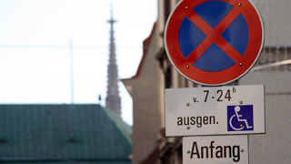 copyright: MA 46/Salomon Verkehrszeichen Behindertenparkplatz - Detailansicht