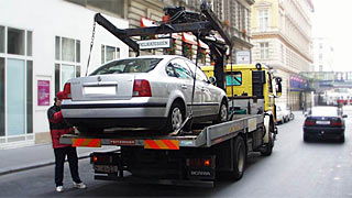 Abschleppwagen ldt Auto auf