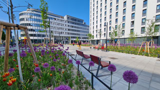 Platz mit Begrnung und Sitzgelegenheiten