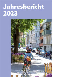 copyright: Stadt Wien - Straßenverwaltung und Straßenbau Cover des Folders "Jahresbericht 2023" mit einer Radfahrerin von hinten