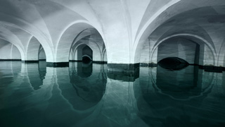 Ruhiges Wasser ein einem riesigen Wasserbehlter mit einer Gewlbedecke.