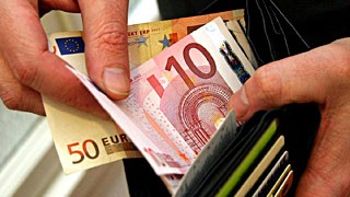 Geldb rse (Nahaufnahme mit Euroscheinen und H nden)